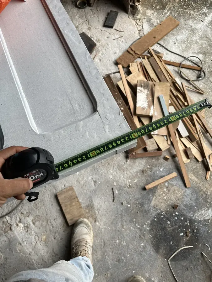 Cliente medindo uma bancada na obra com a Trena CarbonMax