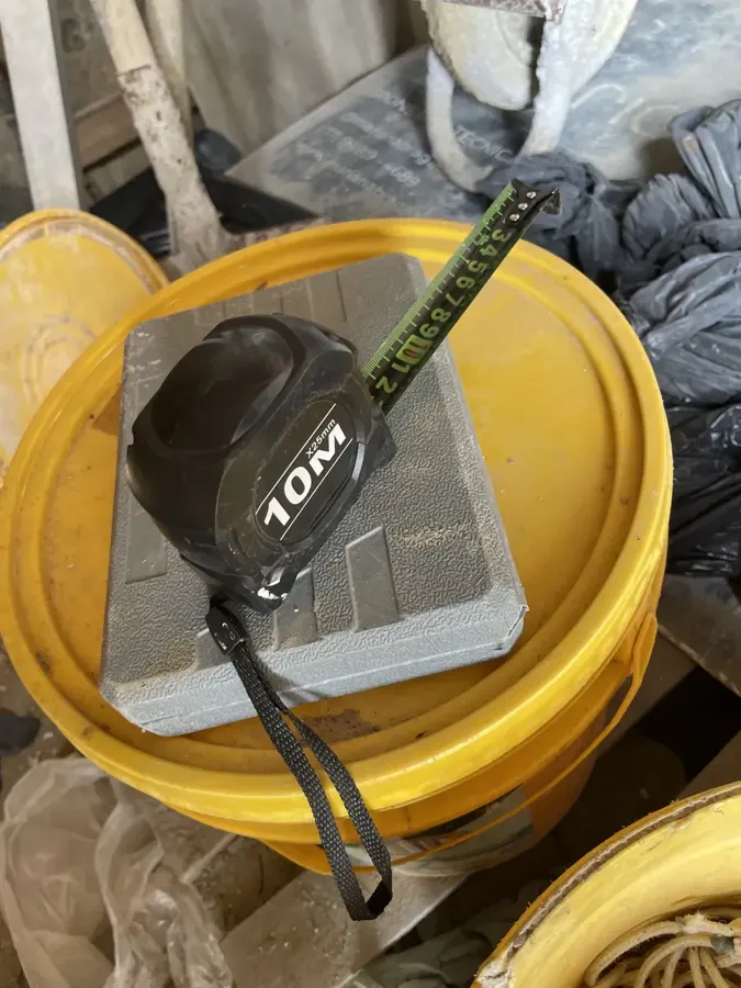 Trena CarbonMax 10m x 25mm apoiada em balde na obra